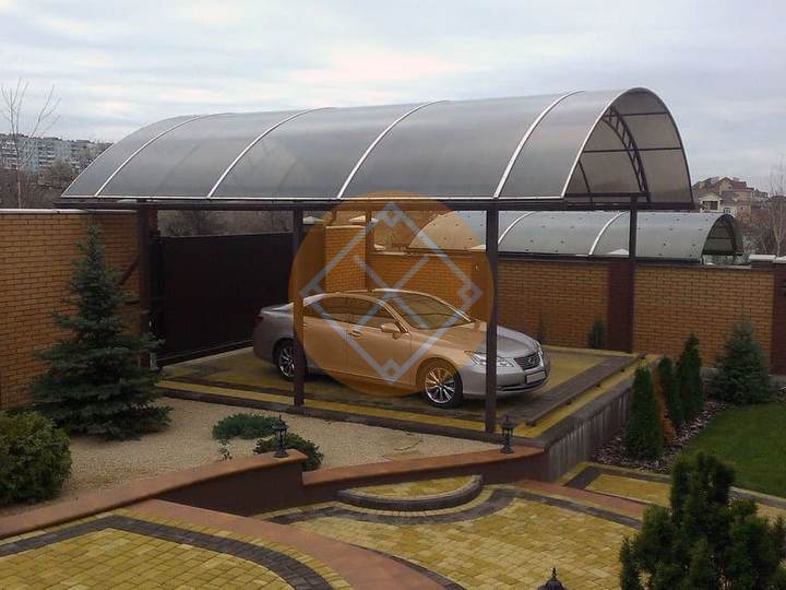 арочный навес с монолитным поликарбонатом