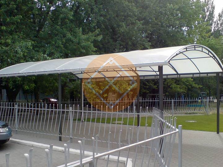 металлический навес с монолитным поликарбонатом