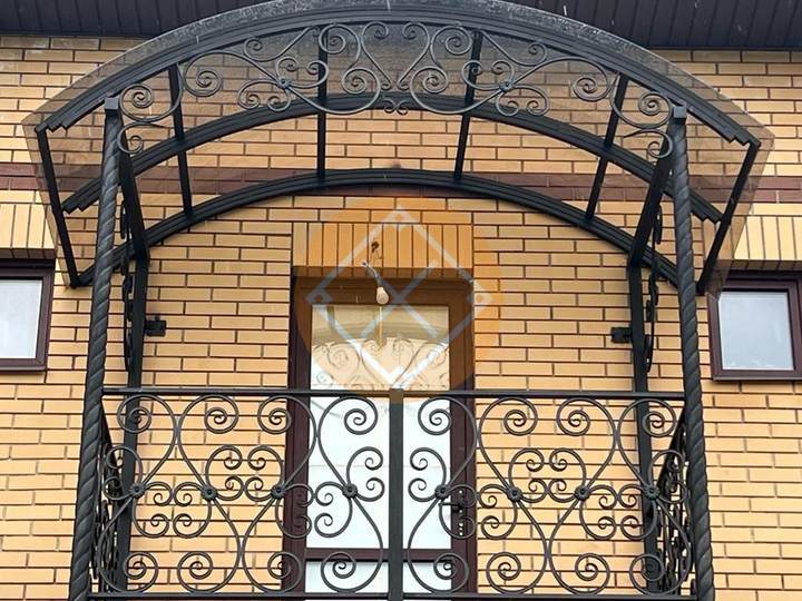 арочный навес над крыльцом