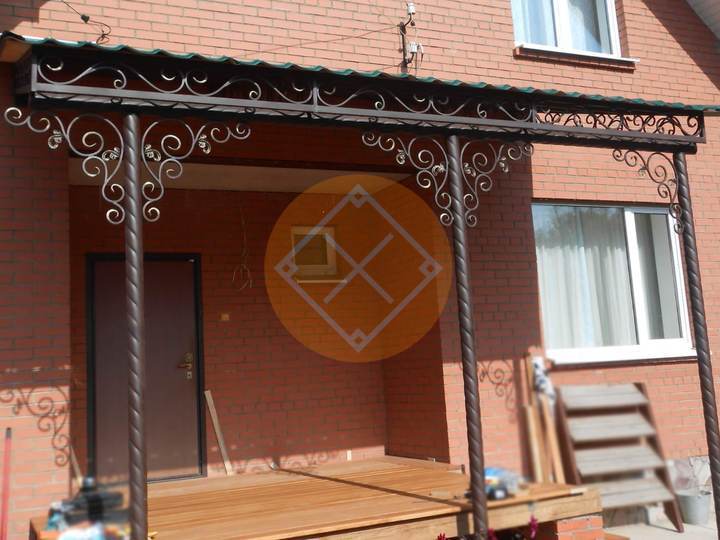 односкатный навес к дому из металлочерепицы