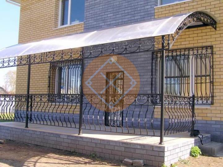 кованый навес к дому с полуарочной крышей