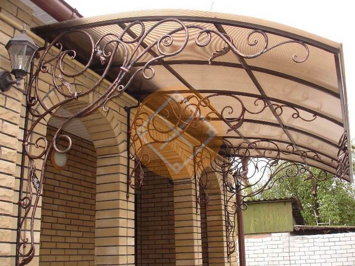 полуарочный навес к дому с ковкой