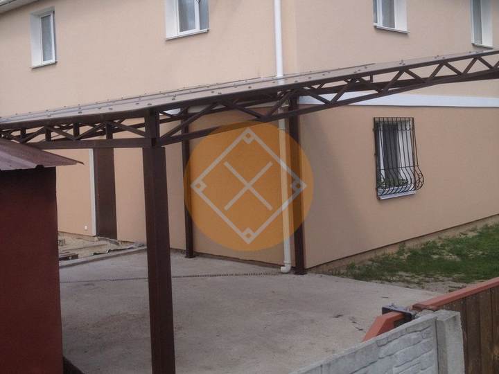 односкатный навес к дому из поликарбоната