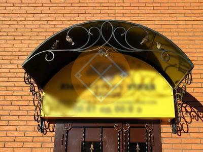 Арочный козырек с ковкой над входом