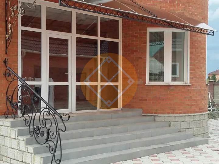 козырек к дому с полуарочной крышей