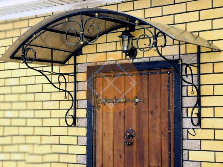 козырек к дому из сотового поликарбоната