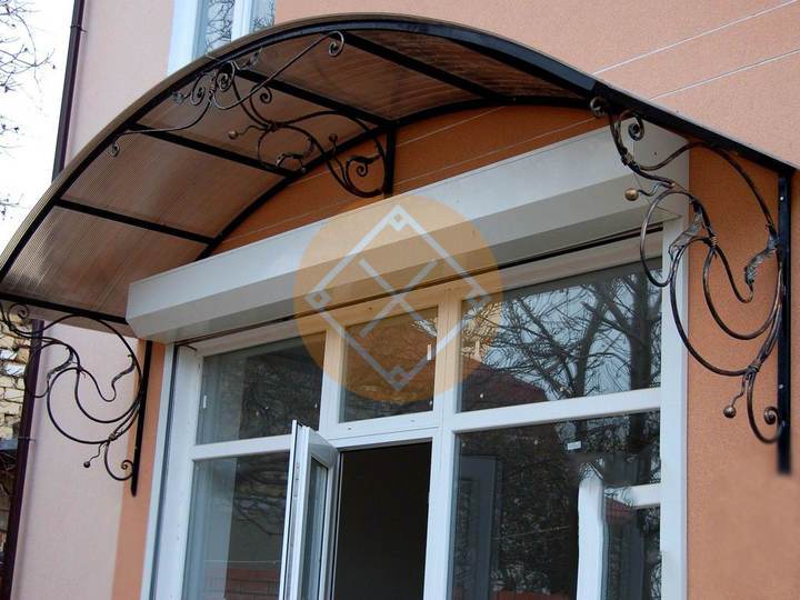 козырек к дому с арочной крышей