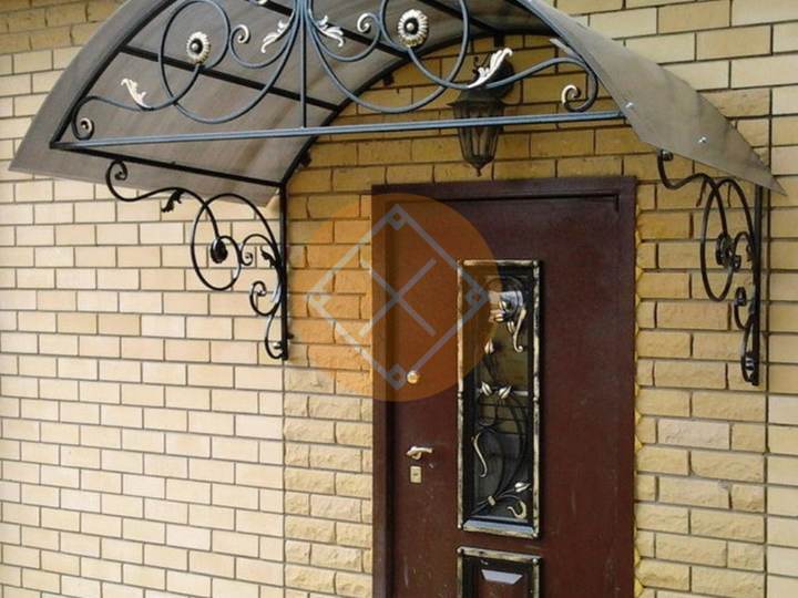 арочный козырек к дому из поликарбоната
