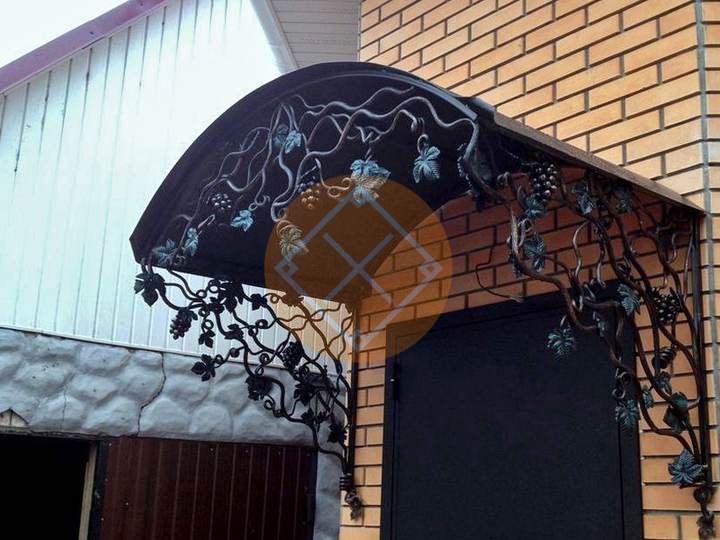 кованый козырек с арочным скатом