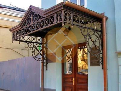 Козырек с ковкой и индивидуальной формой крыши