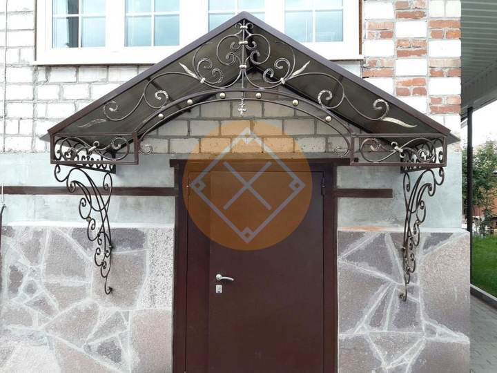 двускатный козырек с поликарбонатом