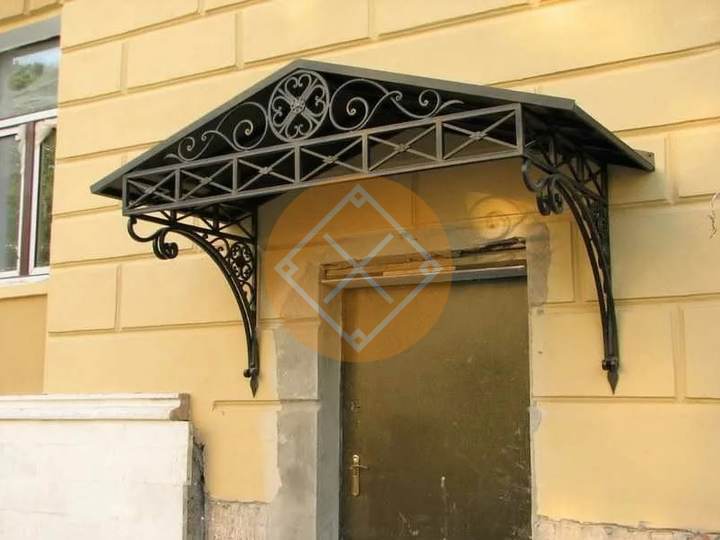 двускатный козырек с ковкой