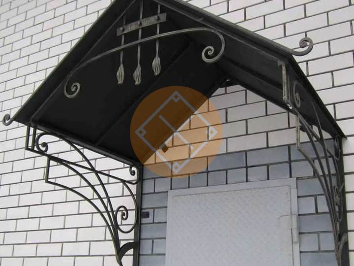 двускатный козырек к дому