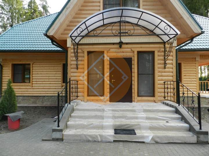 стальной белый навес над крыльцом дома