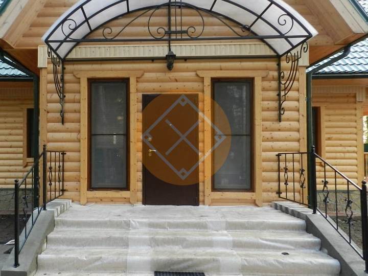 белый стальной навес над крыльцом