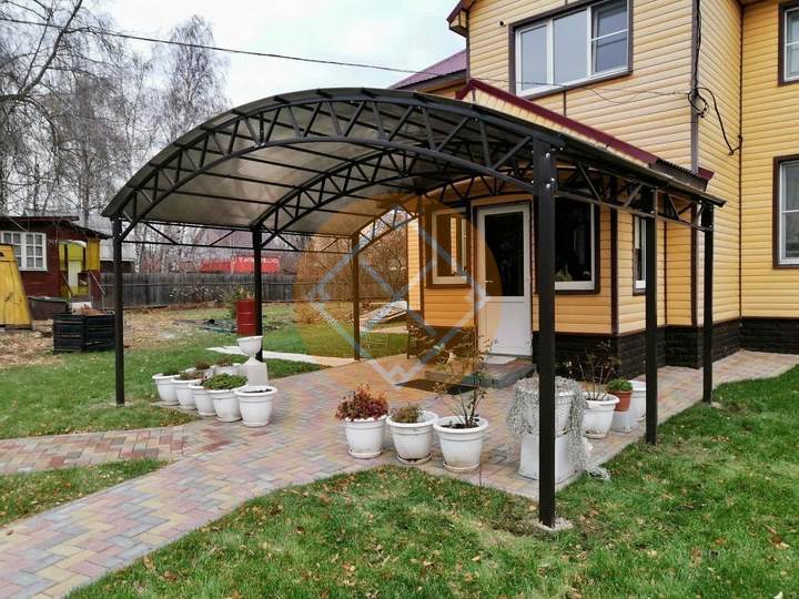 большой навес над крыльцом загородного дома