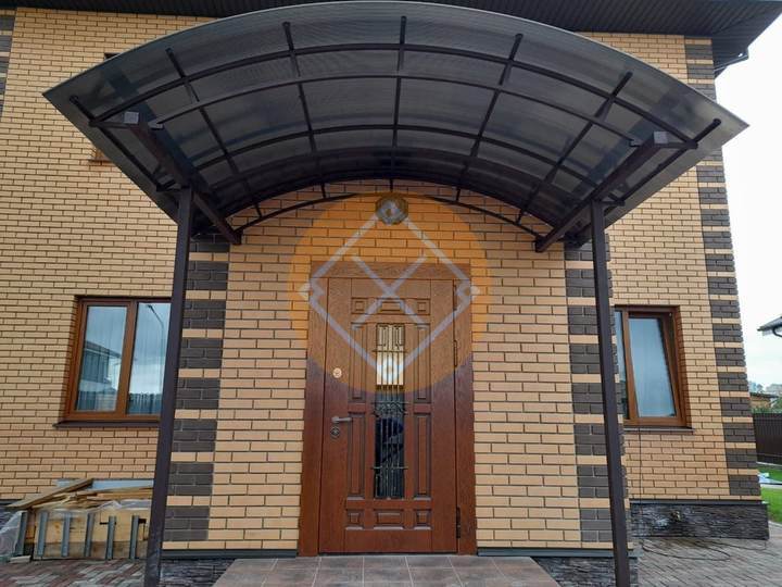 навес над крыльцом загородного коттеджа