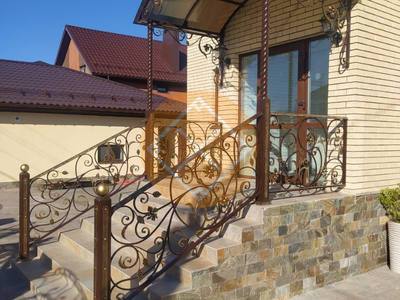 Козырек с арочной крышей из тонированного профилированного поликарбоната