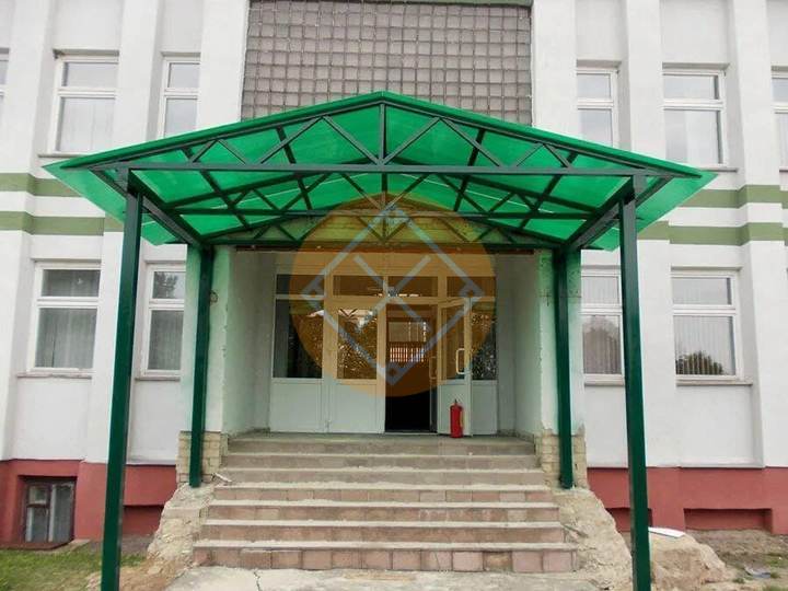 двускатный зеленый навес над крыльцом