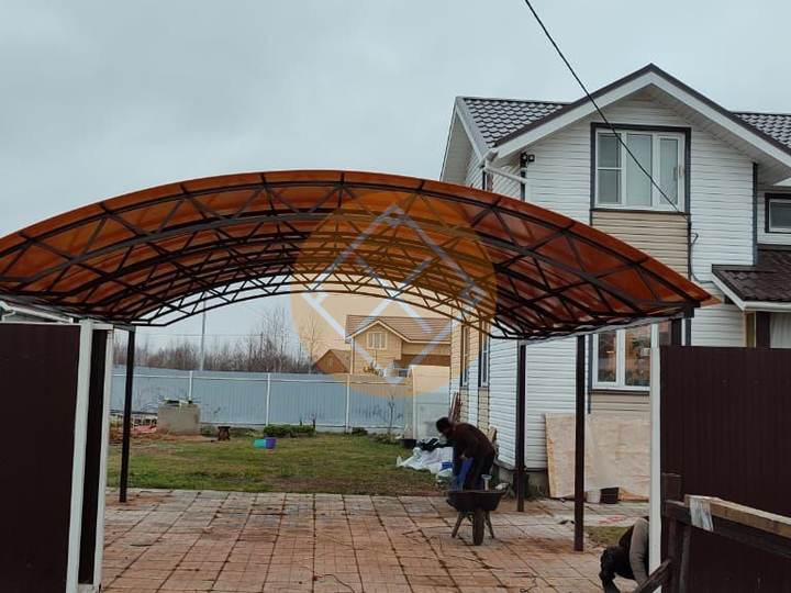 арочный навес для загородного дома