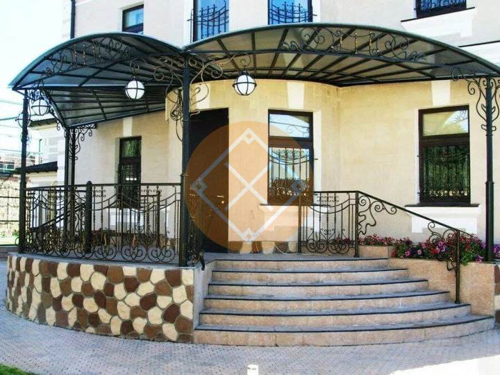 большой арочный навес над крыльцом для коттеджа