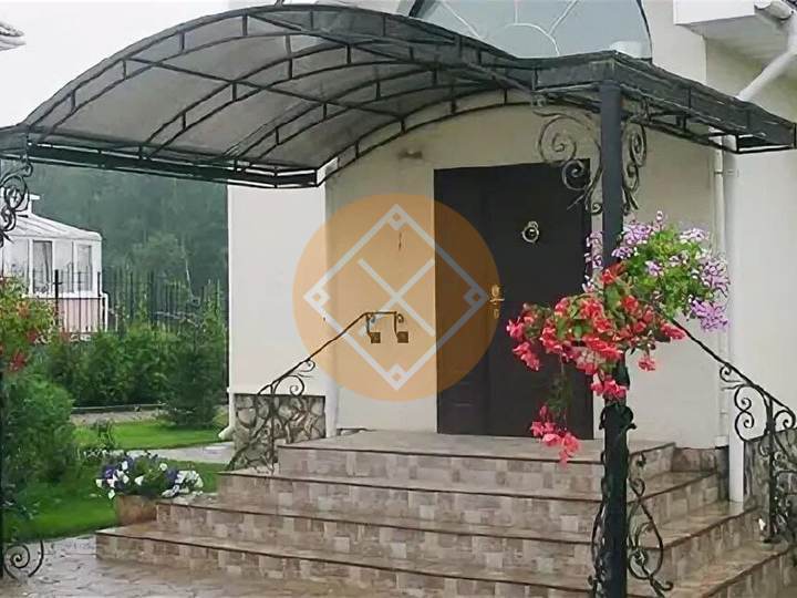 кованый крупный навес над крыльцом дома