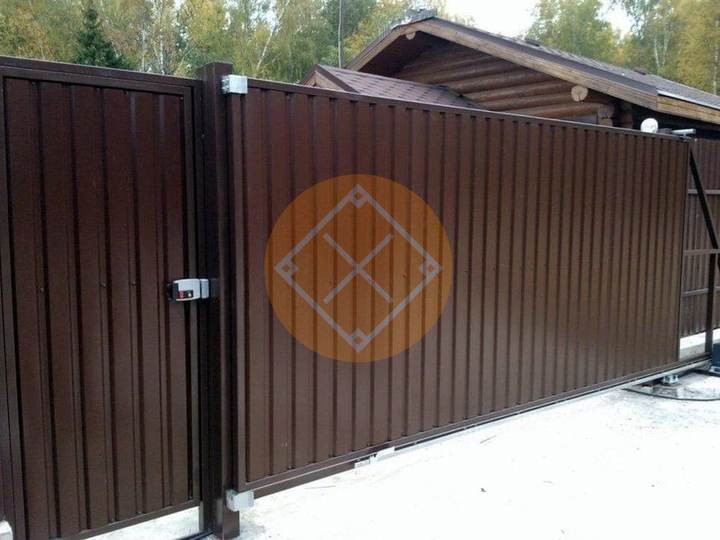 откатные ворота из коричневого профнастила
