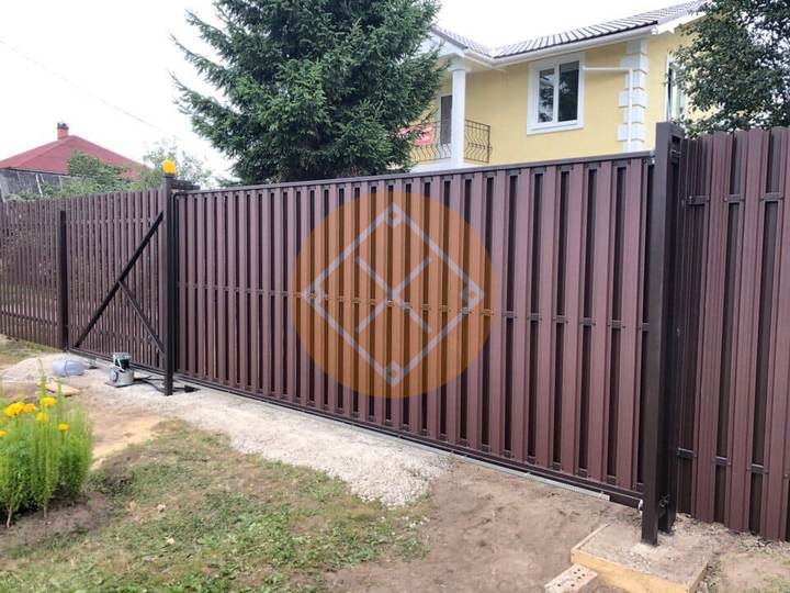 откатные ворота из евроштакетника