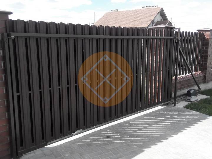 откатные ворота из евроштакетника с монолитным фундаментом