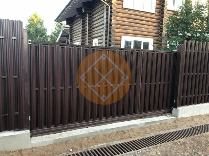 металлические откатные ворота из евроштакетника