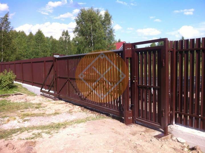 откатные ворота из евроштакетника с автоматикой