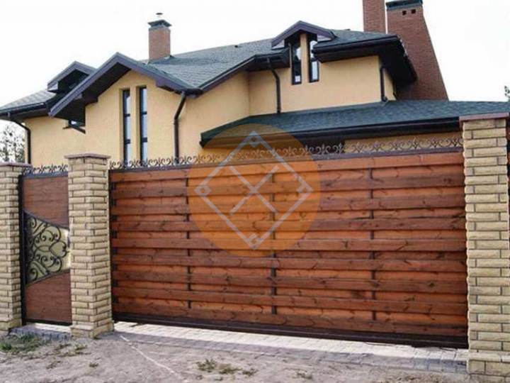 деревянные откатные ворота с ковкой
