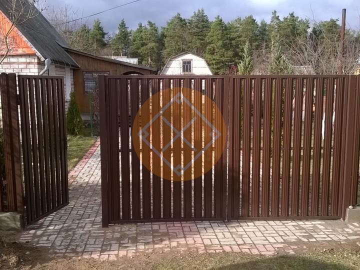 распашные ворота из евроштакетника с калиткой