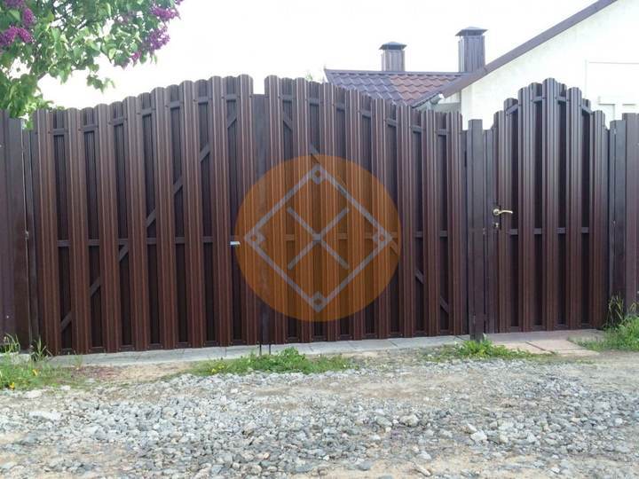 стальные распашные ворота из евроштакетника с калиткой