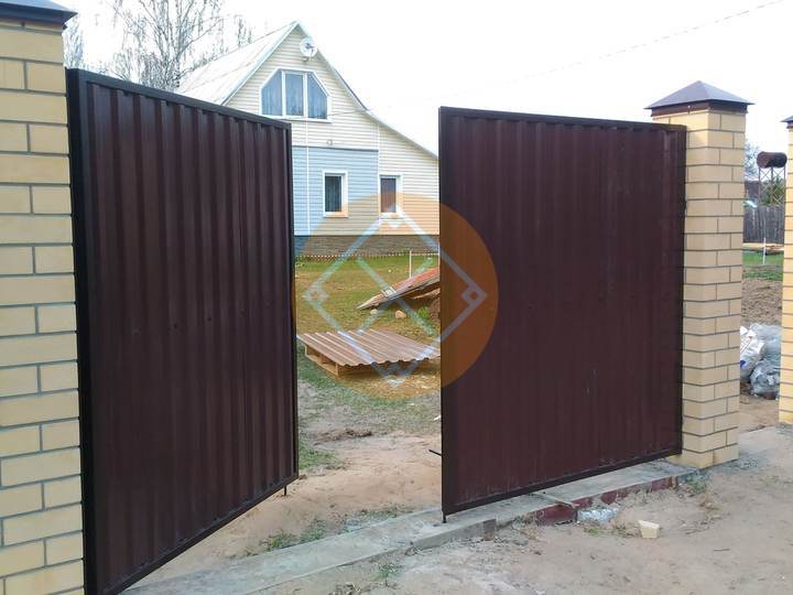 распашные ворота из профнастила для дачи