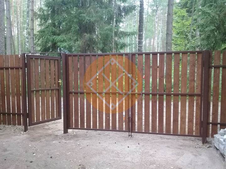 стальные распашные ворота из штакетника светлого цвета