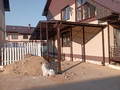 навес с крышей двускатной формы из профилированного поликарбоната