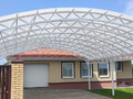 стальной арочный навес с поликарбонатной крышей