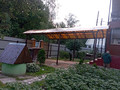 стальной навес для загородного дома из оранжевого поликарбоната
