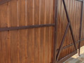 забор из профлиста под дерево с воротами откатными