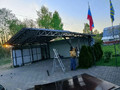 навес двускатной формы с кровлей из металлочерепицы