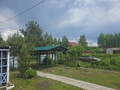 двускатный навес с зеленой металлочерепицей